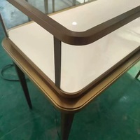 Vitrine de présentation de bijoux en verre avec plateau en métal bronze de luxe pour boutique de détail et salle d'exposition