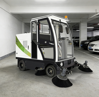 Mini balayeuse électrique à quatre roues avec bras robotique télescopique, équipée d'une pompe à moteur, d'un engrenage, d'un réservoir d'eau, d'un bac à déchets et de 4 moteurs de nettoyage