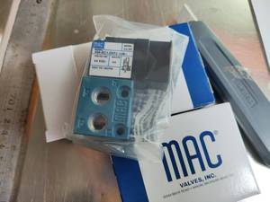 Solenoide original 33A-AAA-RDFA-1BA BB DA DB TA TB serie 33 de 3 vías de acción directa 1/8NPT en stock - Product Image 1
