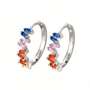 Orecchini a Cerchio in Oro Bianco E4139 con Cristalli Geometrici, Design Trendy per Uso Quotidiano Femminile - Product Image 1