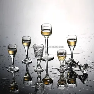 10ml özel küçük şarap kadehi kısa kadeh cam fantezi Shot bardakları Baijiu Soju likörü Saki Sake için ayak ile minik atış cam