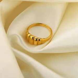 独特的粗条纹环直线雕刻18k金色彩不锈钢可爱厚实戒指