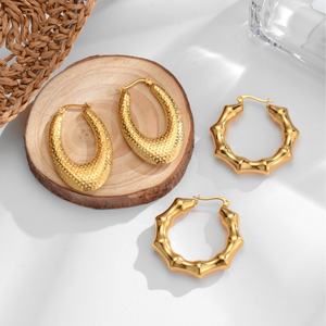 ต่างหูห่วงสแตนเลสสตีลชุบทอง 18K PVD คุณภาพสูง ดีไซน์แฟชั่น กันน้ำ ป้องกันอาการแพ้ สำหรับผู้หญิง ขายส่ง - Product Image 3