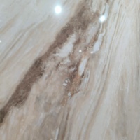 Carrelage en porcelaine marbrée beige poli 600x1200mm, aspect pierre Calacata blanc mat de luxe, moderne, pour villas et écoles