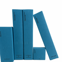 Coffret d'articles de toilette bleu texturé pour hôtel, avec logo personnalisé en relief, comprenant brosse à dents, savon, peigne, rasoir jetables et emballage en carton