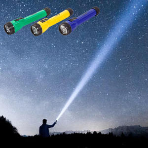 Lampe torche LED en plastique vert avec porte-clés pour un usage quotidien, fonctionne sur piles, 10 000 heures d'autonomie - Product Image 3