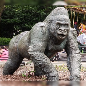 Prodotto di Tendenza: Bellissima Scultura Musicale di Gorilla Cantante in Ottone per Esterni - Product Image 2