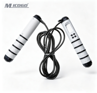 Corde à sauter à écran LCD à 4 touches avec poignée rayée noire et blanche pour l'entraînement de fitness en salle de sport