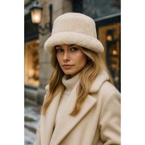 Sombrero de Pescador de Piel Sintética Beige Importado - Sombrero de Invierno de Moda Premium - Accesorio de Color Beige Vibrante Spk1102-1 - Beige - Product Image 1
