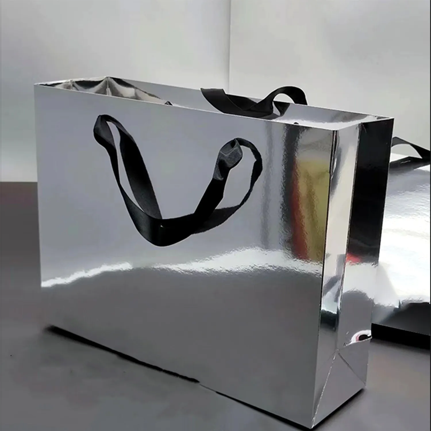 Sacola de papel Kraft com alça, sacola de papel reciclada marrom com presente de arte para compras, sacola preta branca com seu próprio logotipo