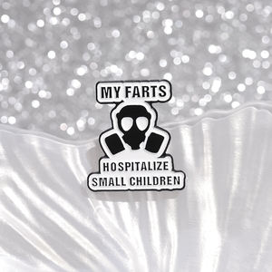 मेरे फैट्स छोटे बच्चों को अस्पताल में भर्ती कराया गया "मजेदार वाक्यांश एनमेल ब्रोच गैस मास्क बैकपैक बैज - Product Image 2