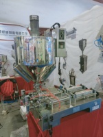 Machine de remplissage semi-automatique à deux têtes de 5 litres pour pâtes, jus, shampoings, boissons et huiles, avec bouteilles en verre