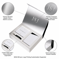 Boîte de présentation de luxe blanc cassé à charnières avec intérieur argent brossé pour la mise en valeur des marques haut de gamme et les kits de cadeaux promotionnels