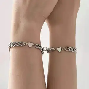 Pulsera con colgante de corazón personalizada para parejas, brazalete magnético de aleación de plata y platino