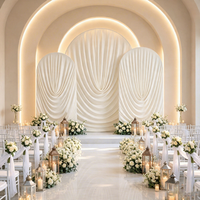 Housse de toile de fond de luxe en velours bordeaux à sommet rond et arche, drapé Chiara pour mariage et fête d'anniversaire