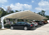 Abri de jardin et de cour en métal pour le stationnement en extérieur, idéal pour divers scénarios de stationnement de voitures en extérieur.