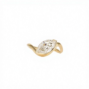 Bague de fiançailles vintage style Art Déco avec diamant taille marquise 6x12 mm, sertissage demi-cerclé, panier flottant latéral, OM GEMS - Product Image 2