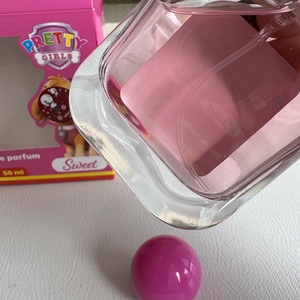 Eau de parfum 50 ml, parfum floral sucré, vaporisateur, parfum pour enfants, flacon en verre rose, design pour parfum d'enfants - Product Image 5