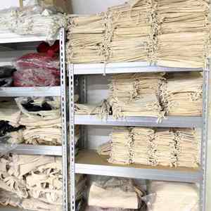 ถุงผ้ารูดเชือกขนาดเล็กสำหรับใส่เครื่องประดับพร้อมโลโก้ ถุงของชำร่วยงานแต่งงานทำจากผ้าฝ้ายออร์แกนิค บรรจุภัณฑ์เครื่องประดับแบบสั่งทำ - Product Image 6