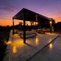 Pergola en aluminium avec système d'ombrage extérieur, toit à lames orientables, commande intelligente, design moderne pour balcons, jardins et espaces de vie, finition poudrée