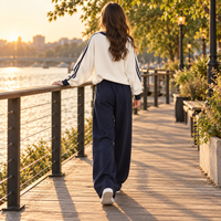 Ensemble de survêtement personnalisé OEM pour femme : Sweat-shirt à col en V avec bande latérale et pantalon large – Survêtement décontracté – Fabricant sous marque privée