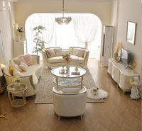 Ensemble de canapés incurvés de luxe, revêtement blanc, garniture dorée, 3 pièces, mobilier de salon, canapé deux places capitonné à accoudoirs roulés, fauteuil, canapé de maison