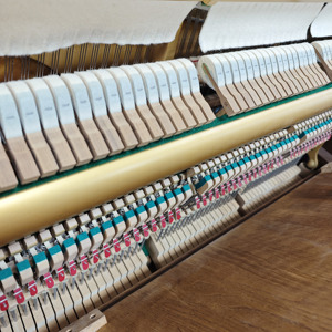 Piano Japonés Yama-W103 de Segunda Mano, Modelo con Acabado de Madera, de Alto Rendimiento - Product Image 5