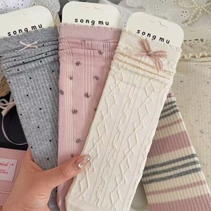 Chaussettes mi-mollet amples pour femme Song Mu, en coton respirant, style coréen, motif nœud, chaussettes de ballet - Product Image 1