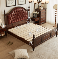 Amerikanisches Vintage-Massivholzbett: Genietetes Rotes Leder-Kopfteil mit Knopfheftung, Luxus fürs Schlafzimmer