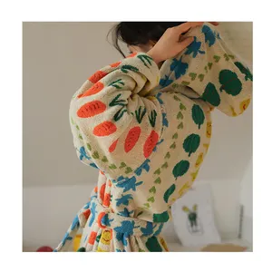 彩色蔬菜风格麂皮女式浴袍，带兜帽棉的v领100% 浴袍