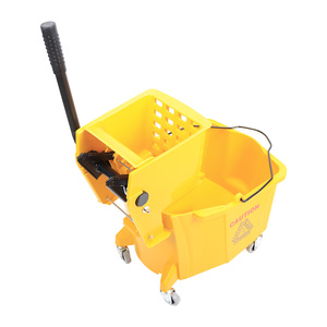 Seau à serpillière industriel commercial de 30 L en plastique jaune avec roulettes - Product Image 4