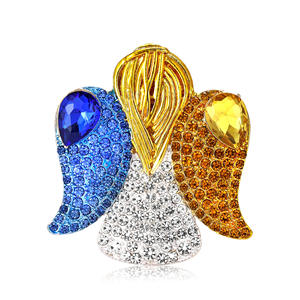 Broche de Diseño Personalizado de Fábrica, Broche con <span class=keywords><strong>Estatua</strong></span> de Mujer Ucraniana, Broche de Aleación con Alas de Diamantes de Imitación - Product Image 1