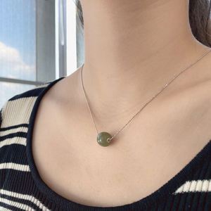 Collier pendentif en jade Hetian perlé en argent sterling 925 plaqué rhodium Dylam pour femmes - Product Image 3