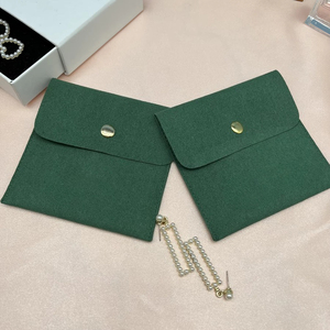 ถุงใส่เครื่องประดับไมโครไฟเบอร์สีเขียว ปั๊มโลโก้แบบส่วนตัว พร้อมกระดุมทอง  รุ่น 529 ขนาด 8*8+4 ซม. สำหรับบรรจุภัณฑ์ของขวัญ - Product Image 3