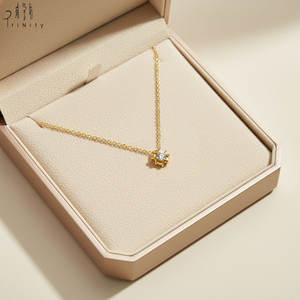 Collier pendentif minimaliste empilable en diamant le plus populaire, en or massif 18 carats avec chaîne en diamant naturel - Product Image 1