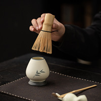 Ensemble de Matcha Peint à la Main – Kit Cérémonie du Thé Quatre Pièces en Céramique Rayée avec Bol à Thé à Bec Verseur, Support Chasen et 100 Accessoires pour Thé Matcha
