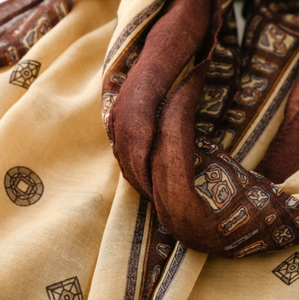 Écharpe de style ethnique vintage marron à motif géométrique Tongbao à trous carrés, châle à franges, foulard - Product Image 5