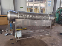 Automatische machine voor het trimmen van sperziebonen en erwten. Apparatuur voor de verwerking van fruit en groenten. voor gebruik in de centrale keuken.