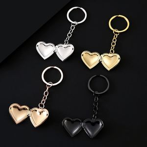 Espejo de Moda con Acabado Metálico Liso, Puede Contener Fotos, Caja de Fotos en Forma de Corazón Color Durazno, Llavero de Acero Inoxidable - Product Image 3
