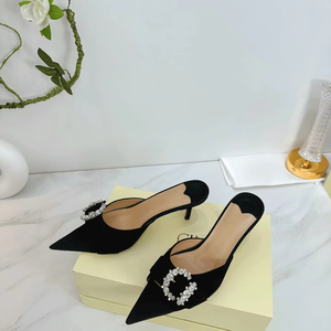 Mules à talon chaton en satin noir avec boucle en strass pour femmes, pour les soirées et les événements formels - Product Image 1
