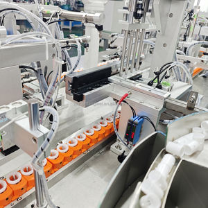 QFW, maquillaje automático, bálsamo labial, máquina de ensamblaje de tubos de lápiz labial, fabricación de lápiz labial cosmético, línea de producción de ensamblaje - Product Image 5