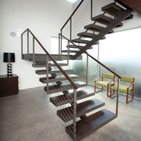 Escalier en bois massif de style moderne personnalisé pour la maison avec éclairage LED et garde-corps en verre trempé