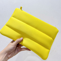 Trousse de maquillage en silicone écologique de couleur personnalisée avec ruban de fermeture à glissière et coton rempli pour le brillant à lèvres et le stockage du téléphone