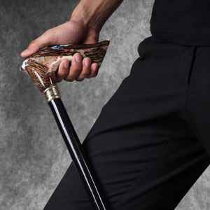 Elegante bastón de madera con detalles artesanales en resina para una apariencia elegante y una estabilidad confiable. - Product Image 4