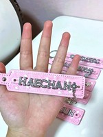 Porte-clés en cuir PU bricolage Offres Spéciales avec breloques en métal en alliage de zinc lettres et fleurs en émail doux Logo personnalisé