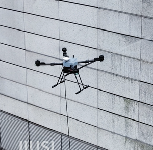 โดรนทำความสะอาดเชิงพาณิชย์ JIUSI D15R พร้อมกล้อง RTK ระบบส่งสัญญาณ 15 กม. มอเตอร์ไร้แปรงถ่าน สำหรับทำความสะอาดแผงโซลาร์เซลล์และกระจกหน้าต่าง - Product Image 1