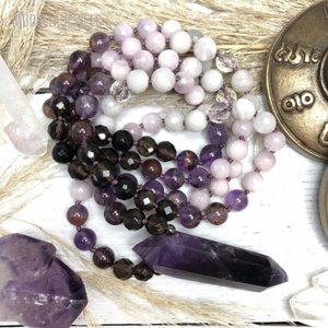 MN33595 Collier de 108 perles Mala en Kunzite avec pendentif baguette en améthyste brute, cristal énergétique mystérieux ancien, pour l'équilibre des chakras, cadeau - Product Image 1