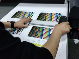 Impresora UV de Escritorio con Posicionamiento Visual CCD 6090, Impresora Industrial de Inyección de Tinta UV para Imprimir Cajas de Correo - Product Image 2