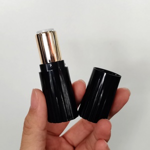 Tubes de gloss à lèvres en plastique noir de luxe de 3,8 g avec logo personnalisé, bouchon à vis, contenants pour rouge à lèvres, cosmétiques et fard à joues - Product Image 1