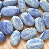 Pierre de Kyanite Naturelle Polie, Pierre de Poche Artisanale, Gemmes de Collection pour Cadeaux de Mariage, Guérison Spirituelle et Méditation – Vente Flash